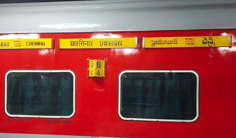 Charminar Express Derails in Hyderabad